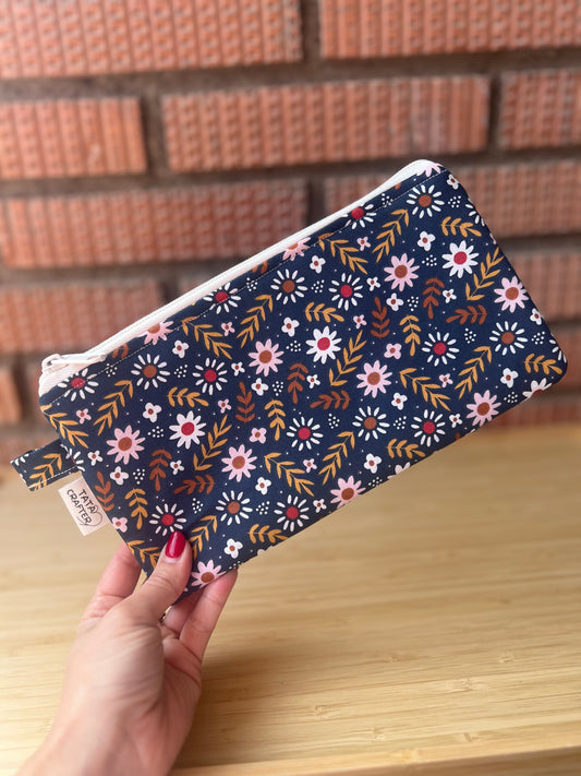 Estuche plano margaritas oscuro