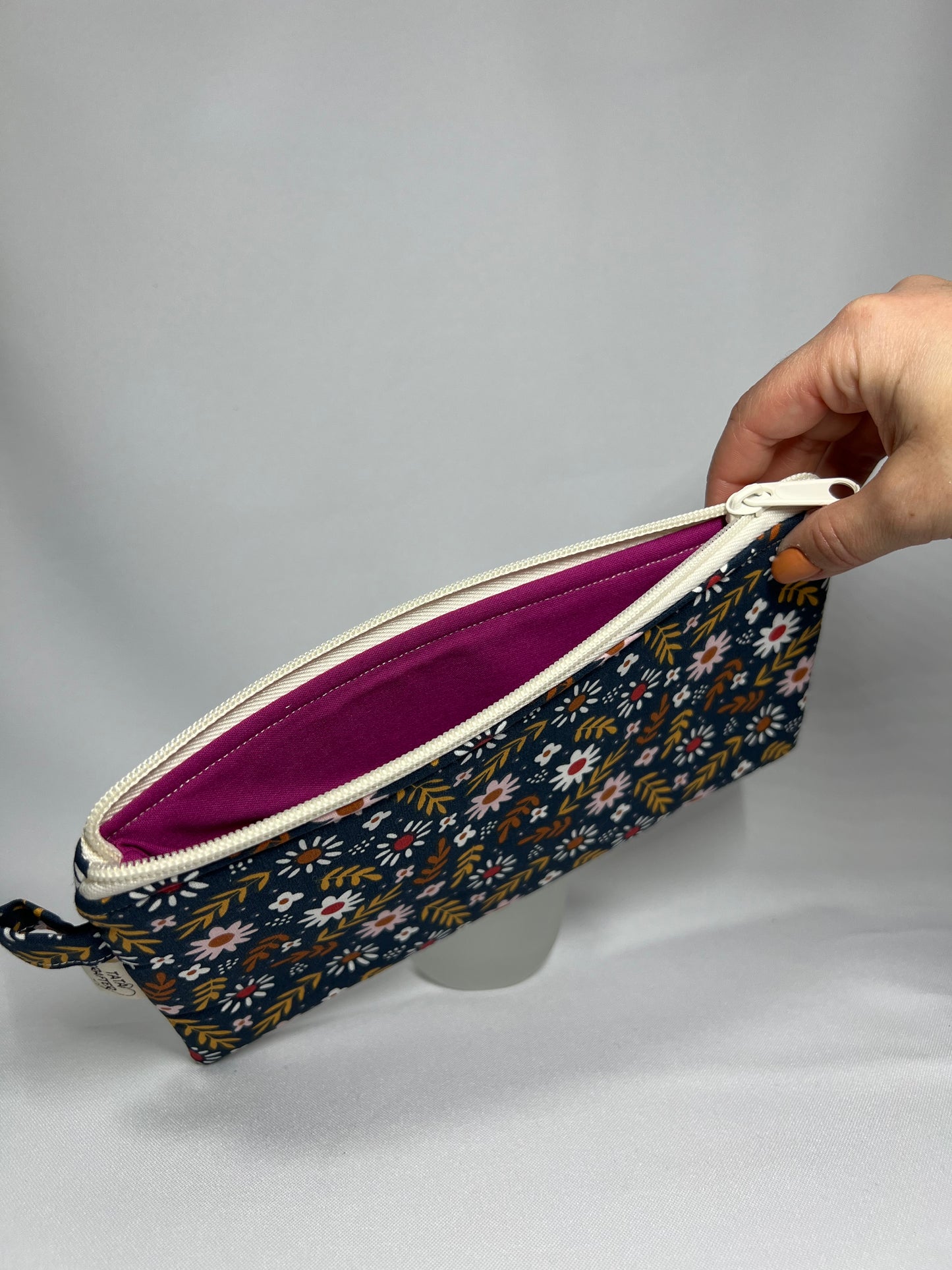 Estuche plano margaritas oscuro
